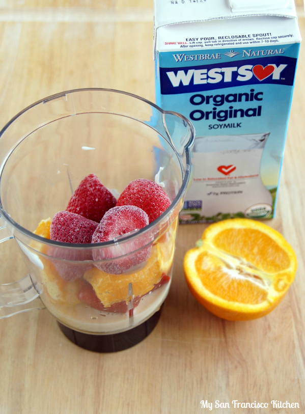 strawberry smoothie preparation