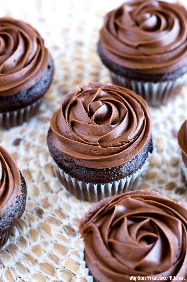 chokolade budding fyldte Cupcakes